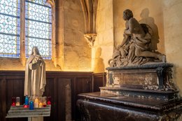 5e-arrondissement;-Architecture-gothique;-Église-Saint-Médard;-France;-Gothique-flamboyant;-Kaleidos;-Kaleidos-images;-La-parole-à-limage;-Lampions-votifs;-Lieux-de-culte;-Lumière-rasante;-Marbre;-Monument-funéraire;-Monument-historique;-Paris;-Patrimoine-religieux;-Quartier-Mouffetard;-Rue-Mouffetard;-Sainte-Thérèse-de-Lisieux;-Stories-Pictures;-Tarek-Charara;-Vue-rapprochée
